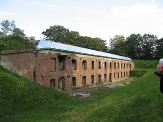 budynek koszarowy fortu Borek-twierdza Przemyl  : fot .przewodnik Maria Tercha